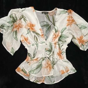 Cute & trendy top! Tropical print